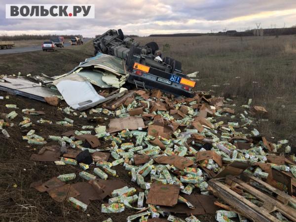 Фура из Кисловодска опрокинулась на трассе под Саратовом
